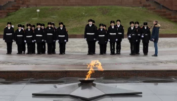 Кадеты заступили на вахту почетного караула у стен Музея Победы