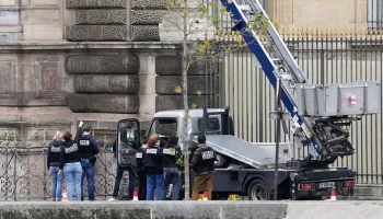 Le Figaro: два подозреваемых по делу об ограблении Лувра задержаны