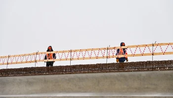 Около 100 км дорог построят в Москве в течение года