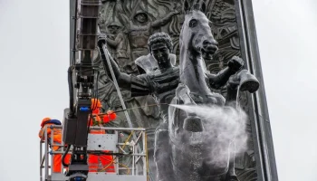 Специалисты промоют более 1,1 тыс памятников в Москве после зимы