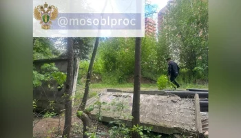 Бетонный забор упал на подростков в Балашихе