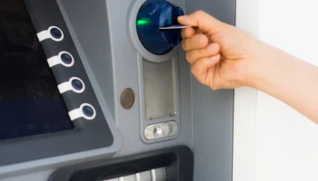 ЦБ продлил ограничения на снятие наличной иностранной валюты