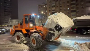 Городские службы продолжают ликвидировать последствия мощного снегопада