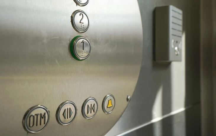 Ребенка спасли из лифта горящей многоэтажки в столице Ребенка спасли из лифта горящей многоэтажки в столице