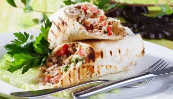 Восемь человек отравились шаурмой в Красноярском крае