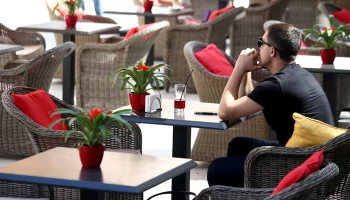 Летние веранды призвали закрыть в Москве из-за усиления ветра