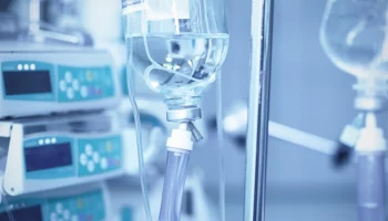 Пострадавший в результате подрыва машины в Москве мужчина находится в реанимации