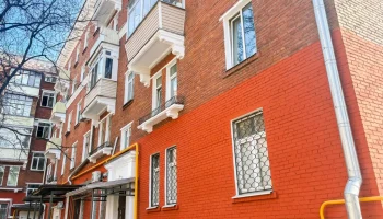 На востоке столицы восстановили жилой дом 1954 года постройки, возведенный в стиле советской неоклас