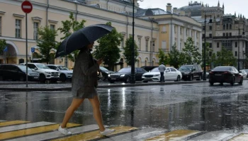 Сильный дождь и гроза ожидаются в Москве после 12:00
