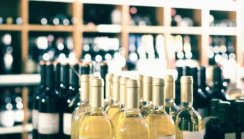 Кабмин РФ продлил эксперимент по маркировке импортного алкоголя