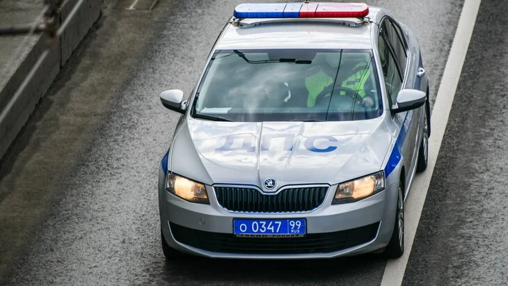 Движение затруднено на 76-м км МКАД из-за опрокидывания грузовика Движение затруднено на 76-м км МКАД из-за опрокидывания грузовика