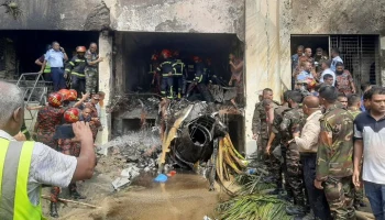 Более 25 человек пострадали при падении самолета на здание колледжа в Бангладеш