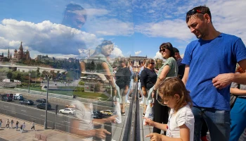 Парящий мост в парке &laquo;Зарядье&raquo; в Москве закрыли из-за покрасочных работ