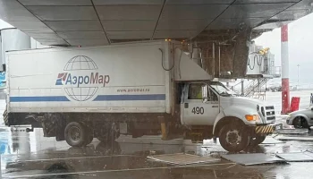 Грузовик врезался в здание терминала аэропорта Пулково