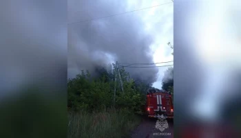 Здание мебельного производства в Нижнем Новгороде горит на площади 1,2 тыс "квадратов"