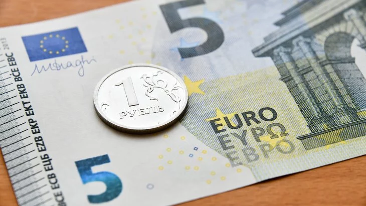 Курс евро упал ниже 99 рублей впервые с 15 февраля Курс евро упал ниже 99 рублей впервые с 15 февраля