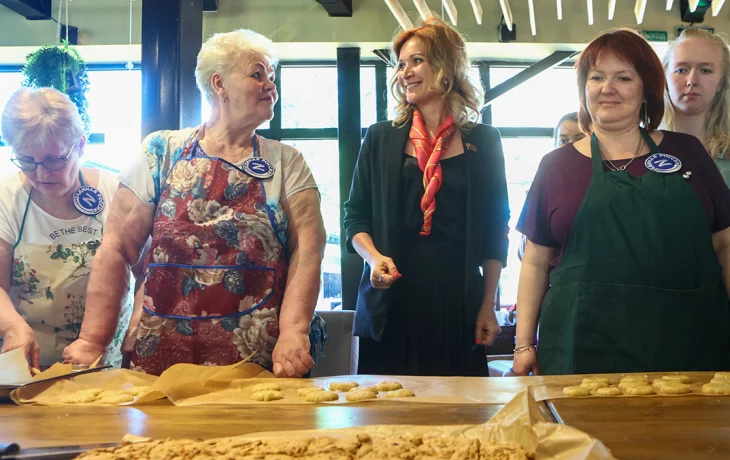 Депутат МГД Киселева провела мастер-класс по приготовлению «маминого печенья» для отправки бойцам СВ Депутат МГД Киселева провела мастер-класс по приготовлению «маминого печенья» для отправки бойцам СВ