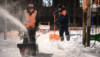 Сотрудники районных управ помогают коммунальным службам убирать снег