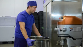 Более 2,8 тысячи тонн блинного теста для сети ресторанов приготовила столичная компания в 2023 году