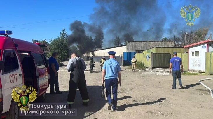 Пожар на складе со стройматериалами произошел в Уссурийске на площади 3 тыс "квадратов" Пожар на складе со стройматериалами произошел в Уссурийске на площади 3 тыс "квадратов"