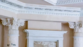 Историческую лепнину в главном доме усадьбы Покровское-Стрешнево обновили