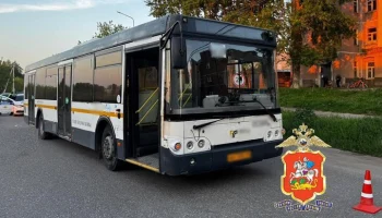 Женщина в Серпухове побежала за отъезжающим автобусом и попала под его колеса