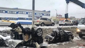 Водитель на BMW врезался в бетонный столб и погиб под Чеховом