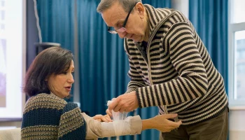 Занятия по уходу за близкими начались в центрах московского долголетия