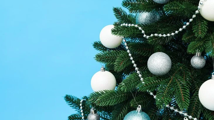 В РФ минимальная цена на искусственные елки снизилась почти в 2 раза в 2025 году