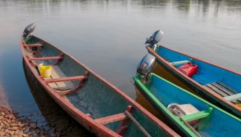 В Астраханской области две лодки с туристами столкнулись на реке