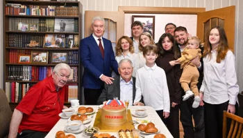 Сергей Собянин поздравил ветерана ВОВ Ивана Слухая с 100-летием