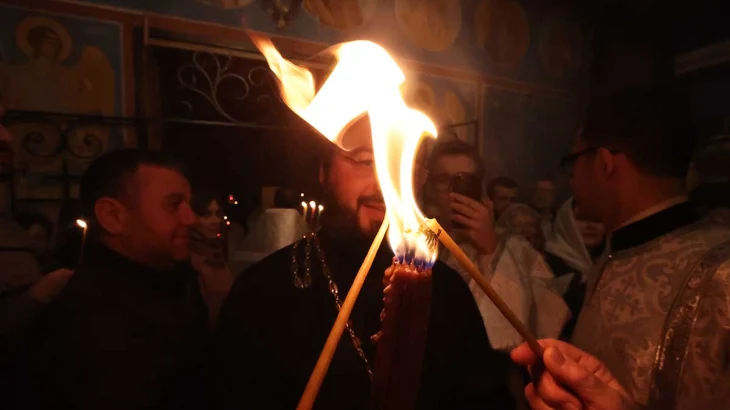 Частицу пасхального Благодатного огня доставили из Иерусалима в Москву