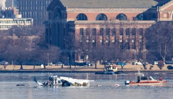 NBC: лишь один диспетчер следил за самолетом и вертолетом, которые столкнулись в США