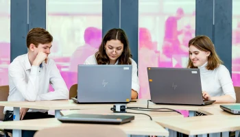 Одиннадцатиклассникам стали доступны онлайн-курсы по 10 предметам ЕГЭ