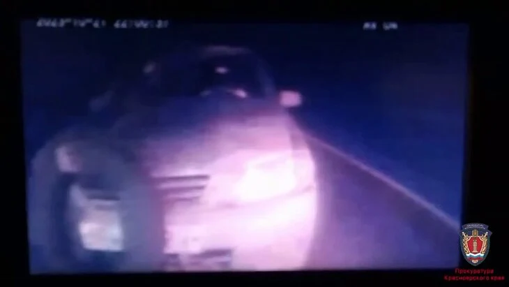 Семья на ходу обворовывала фуры на трассе в Красноярском крае Семья на ходу обворовывала фуры на трассе в Красноярском крае