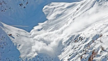 Четыре туриста погибли и один пострадал при сходе лавины в Магаданской области