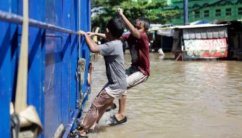 Более 900 человек погибли от наводнений и оползней в Индонезии