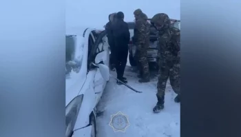 Около 40 автомобилей попали в ДТП из-за метели в Казахстане