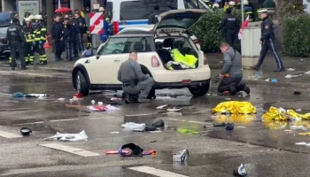 Bild: при наезде машины на толпу в Мюнхене погибли двухлетняя девочка и ее мать