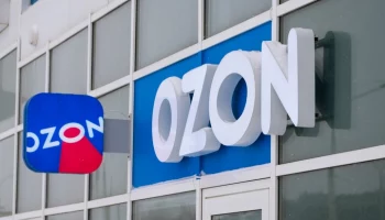 Сотрудницу Ozon отстранили от работы после нападения на режиссера Ласта