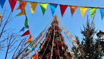 Праздничные плакаты украсили Москву в честь Масленицы