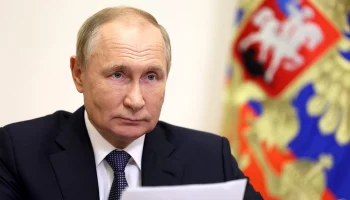 Путин поздравил россиян с Днем защитника Отечества