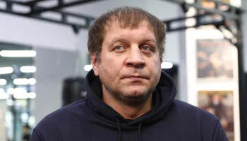 Боец Александр Емельяненко заявил, что у него отнялись ноги