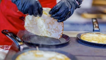 На 30 площадках фестиваля "Масленица" можно попробовать блины и другие блюда