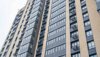 Жители дома на Радужной улице начали переезд в новостройку по программе реновации