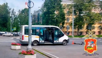Микроавтобус сбил девушку на самокате на переходе в Мытищах