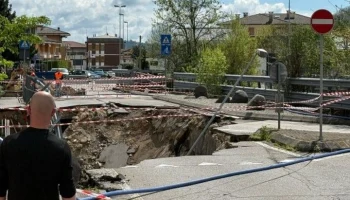 В Италии машина с отцом и сыном провалилась в воронку посреди моста