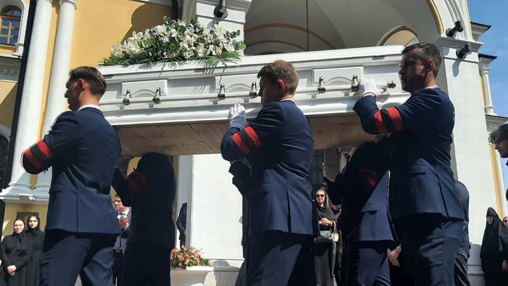 «У нее есть всенародная любовь»: как в Москве простились с Анастасией Заворотнюк