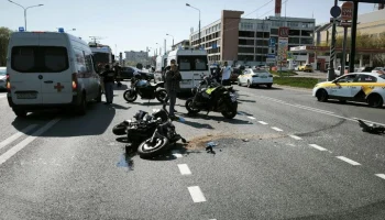 Автомобиль и мотоцикл столкнулись на Боровском шоссе в Москве