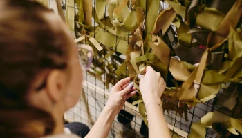 Москвичи делают маскировочные сети для бойцов СВО на мастер-классах